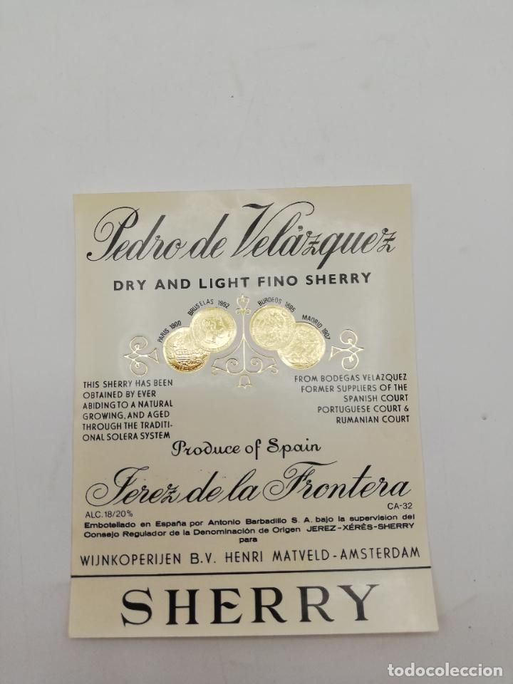 Etiquetas antiguas: ETIQUETA. PEDRO DE VELAZQUEZ. DRY AND LIGHT FINO SHERRY. JEREZ. MED : 13 X 10 CM APROX