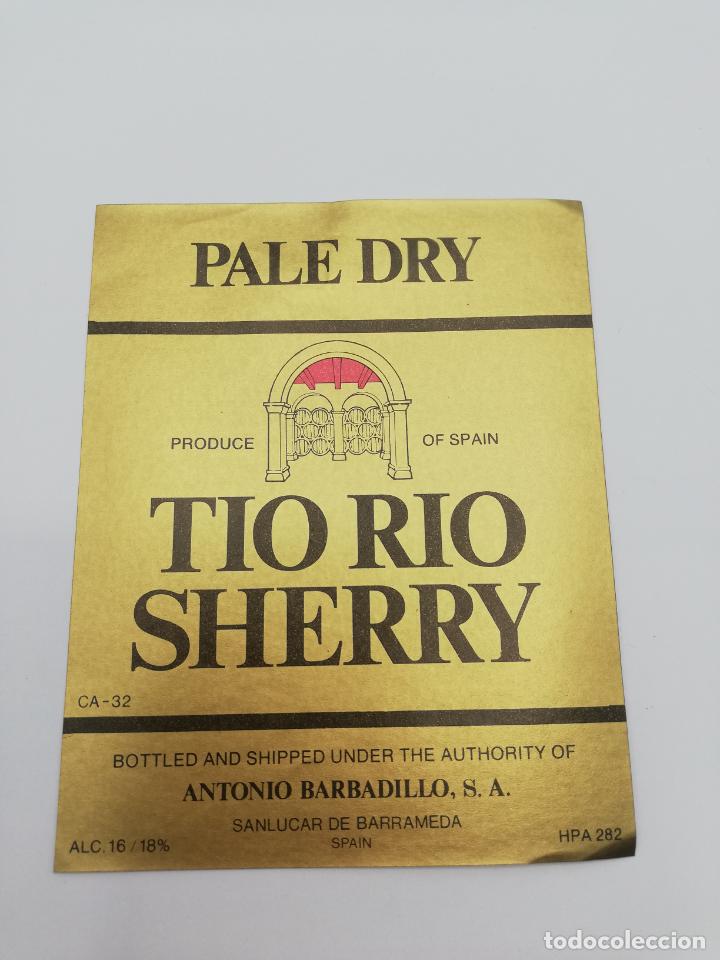 Alte Etiketten: ETIQUETA. PALE DRY. TIO RIO SHERRY. ANTONIO BARBADILLO. SANLUCAR DE BARRAMEDA.