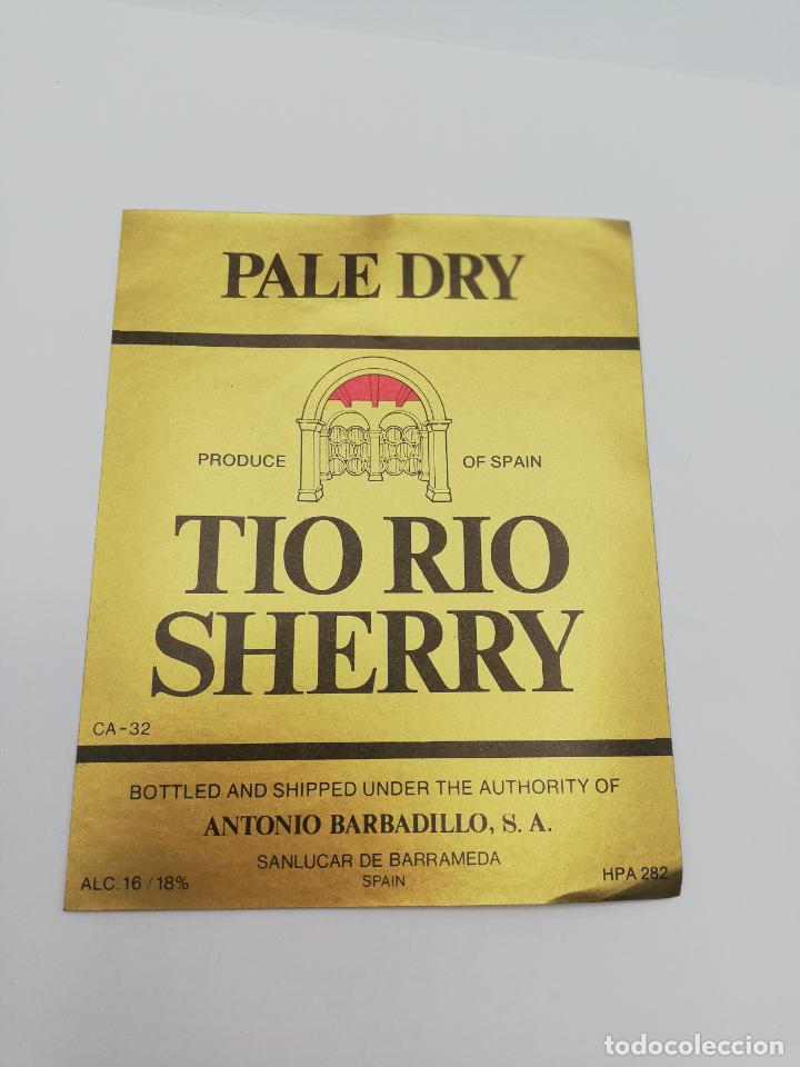 Alte Etiketten: ETIQUETA. PALE DRY. TIO RIO SHERRY. ANTONIO BARBADILLO. SANLUCAR DE BARRAMEDA.