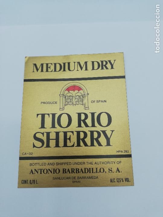 Alte Etiketten: ETIQUETA. MEDIUM DRY. TIO RIO SHERRY. ANTONIO BARBADILLO. SANLUCAR DE BARRAMEDA.