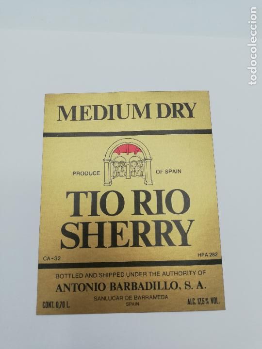 Alte Etiketten: ETIQUETA. MEDIUM DRY. TIO RIO SHERRY. ANTONIO BARBADILLO. SANLUCAR DE BARRAMEDA.