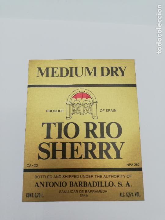 Alte Etiketten: ETIQUETA. MEDIUM DRY. TIO RIO SHERRY. ANTONIO BARBADILLO. SANLUCAR DE BARRAMEDA.