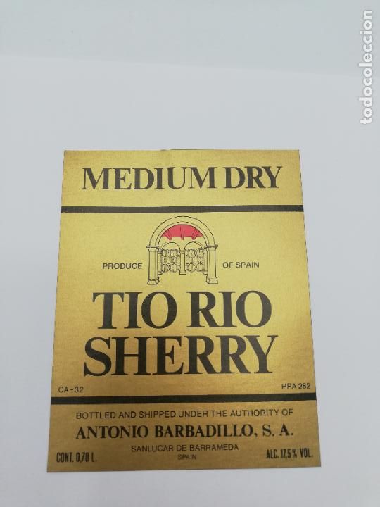 Alte Etiketten: ETIQUETA. MEDIUM DRY. TIO RIO SHERRY. ANTONIO BARBADILLO. SANLUCAR DE BARRAMEDA.