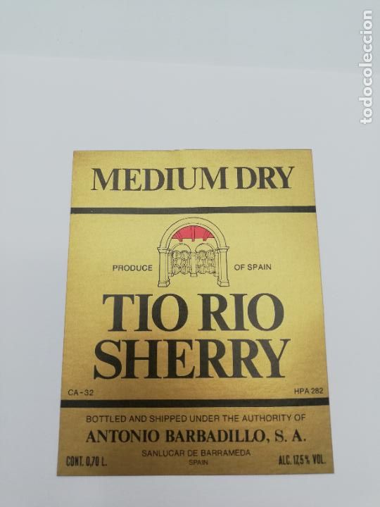 Alte Etiketten: ETIQUETA. MEDIUM DRY. TIO RIO SHERRY. ANTONIO BARBADILLO. SANLUCAR DE BARRAMEDA.