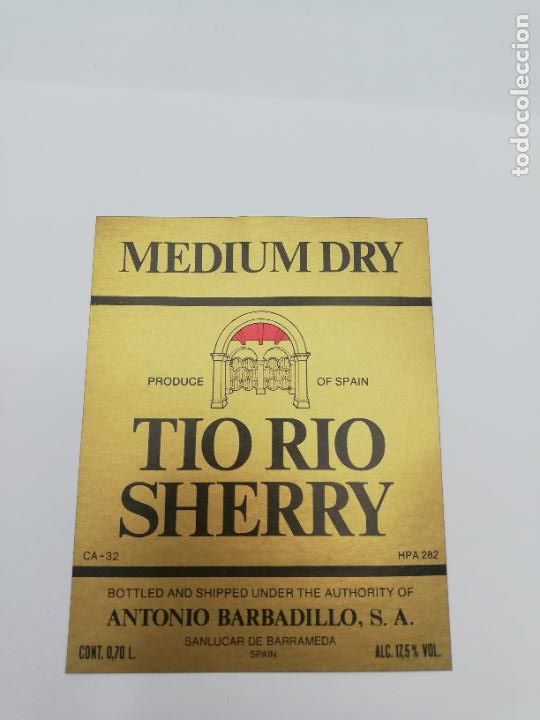 Alte Etiketten: ETIQUETA. MEDIUM DRY. TIO RIO SHERRY. ANTONIO BARBADILLO. SANLUCAR DE BARRAMEDA.