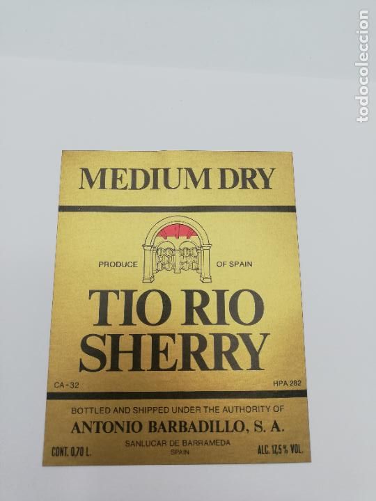 Alte Etiketten: ETIQUETA. MEDIUM DRY. TIO RIO SHERRY. ANTONIO BARBADILLO. SANLUCAR DE BARRAMEDA.