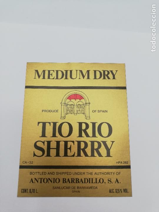 Alte Etiketten: ETIQUETA. MEDIUM DRY. TIO RIO SHERRY. ANTONIO BARBADILLO. SANLUCAR DE BARRAMEDA.
