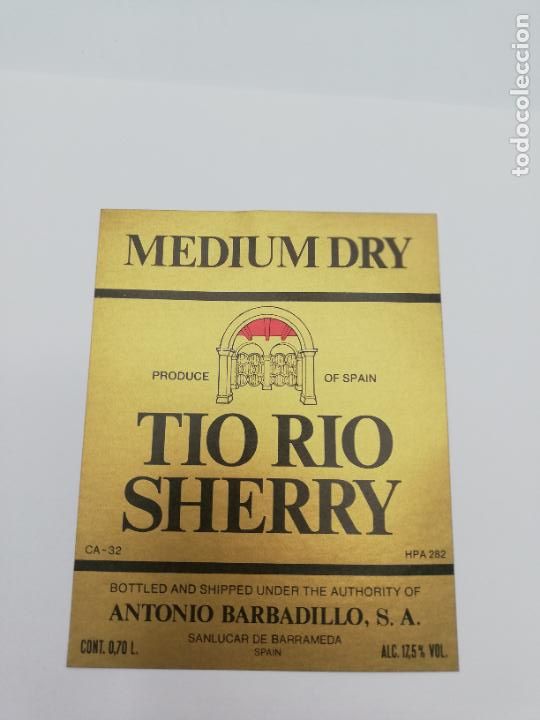 Alte Etiketten: ETIQUETA. MEDIUM DRY. TIO RIO SHERRY. ANTONIO BARBADILLO. SANLUCAR DE BARRAMEDA.