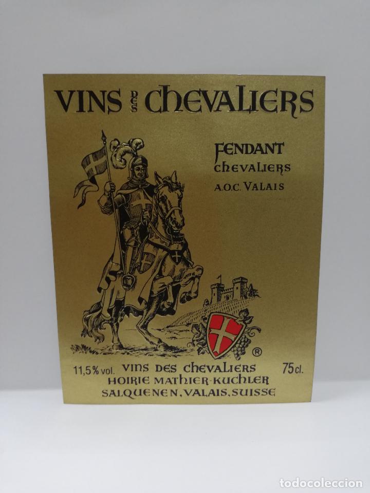 Etiquetas antiguas: ETIQUETA DE VINO. UNIFORME MILITAR. VINS DES CHEVALIERS. MEDIDAS : 12 X 9 CM APROX.