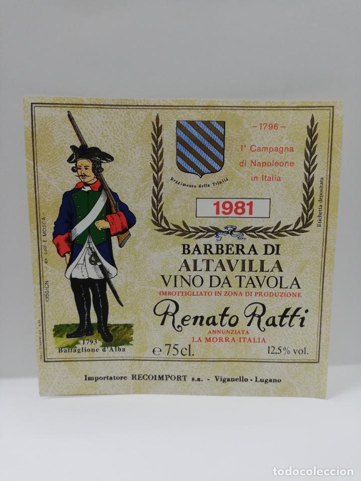 Etiquetas antiguas: ETIQUETA DE VINO. UNIFORME MILITAR. RENATO RATTI. 1981. MEDIDAS : 11 X 11 CM APROX.