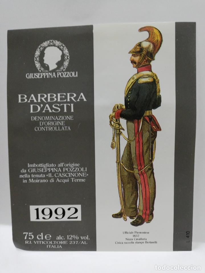 Etiquetas antiguas: ETIQUETA DE VINO. UNIFORME MILITAR. BARBARA D&acute;ASTI. 1992. MEDIDAS : 14 X 11 CM APROX.
