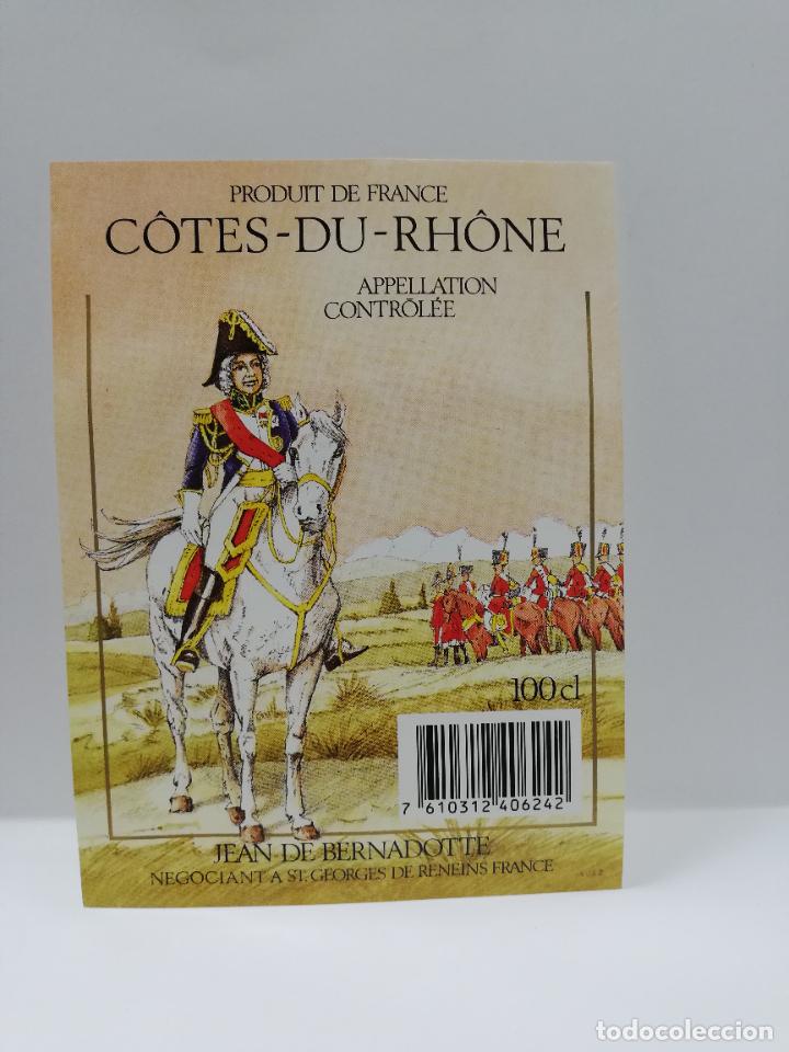 Etiquetas antiguas: ETIQUETA DE VINO. UNIFORME MILITAR. C&Oacute;TES-DU-RHONE. PRODUT DE FRANCE. MEDIDAS : 12.5 X 9.5 CM APROX.
