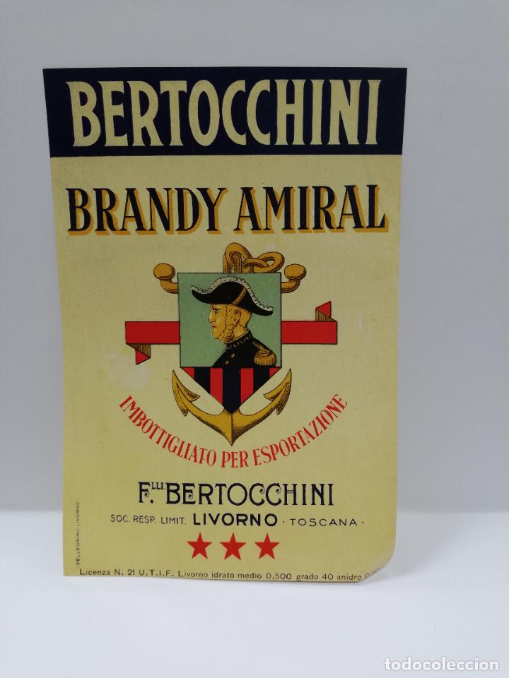 Etiquetas antiguas: ETIQUETA DE VINO. UNIFORME MILITAR. BRANDY AMIRAL. BERTOCCHINI. MEDIDAS : 12.5 X 8.5 CM APROX.