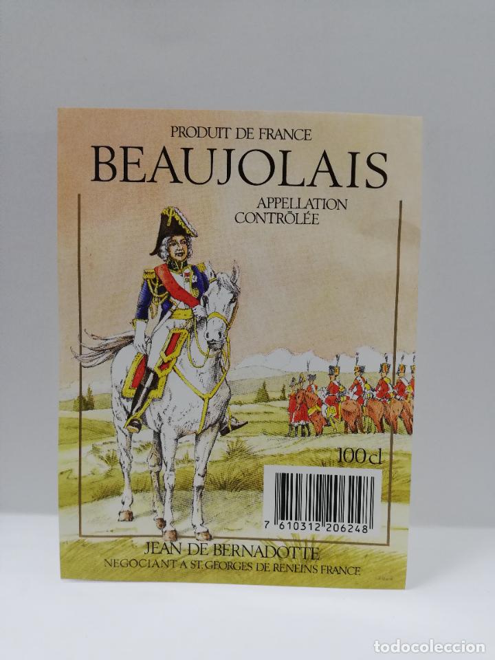 Etiquetas antiguas: ETIQUETA DE VINO. UNIFORME MILITAR. BEAUJOLAIS. PRODUIT DE FRANCE. MEDIDAS : 12.5 X 9.5 CM APROX.