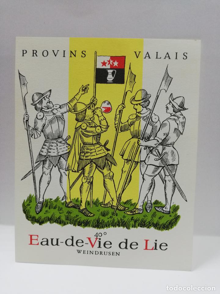 Etiquetas antiguas: ETIQUETA DE VINO. UNIFORME MILITAR. EAU-DE-VIE DE LIE. PROVINS VALAIS. MEDIDAS : 13 X 10 CM APROX