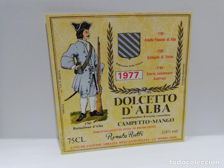 Etiquetas antiguas: ETIQUETA DE VINO. UNIFORME MILITAR. DOLCETTO D&acute;ALBA. RENATO RATTI. 1977. MEDIDAS : 10 X 12 CM APROX