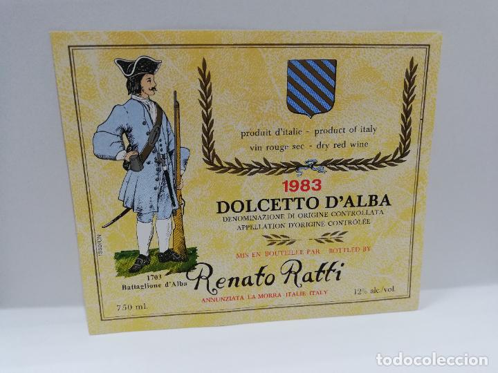 Etiquetas antiguas: ETIQUETA DE VINO. UNIFORME MILITAR. DOLCETTO D&acute;ALBA. RENATO RATTI. 1983. MEDIDAS : 10 X 12 CM APROX