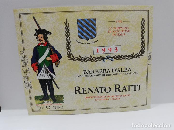 Etiquetas antiguas: ETIQUETA DE VINO. UNIFORME MILITAR. BARBERA D&acute;ALBA. RENATO RATTI. 1993. MEDIDAS : 10 X 12 CM APROX