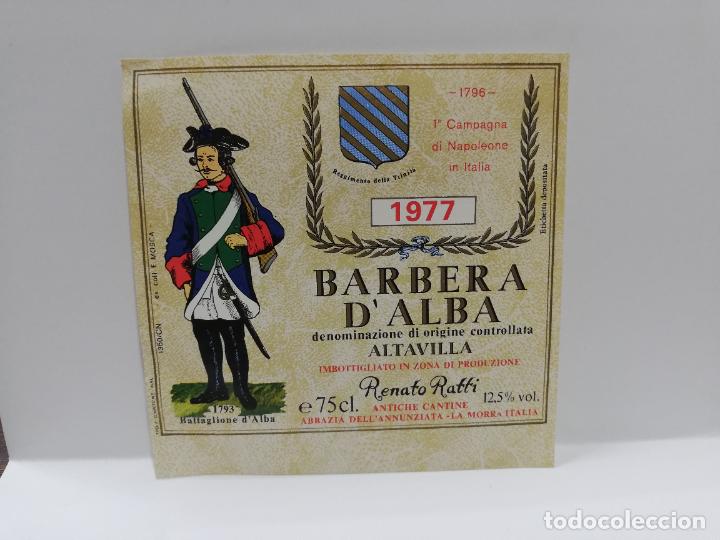 Etiquetas antiguas: ETIQUETA DE VINO. UNIFORME MILITAR. BARBERA D&acute;ALBA. RENATO RATTI. 1977. MEDIDAS : 11 X 11 CM APROX