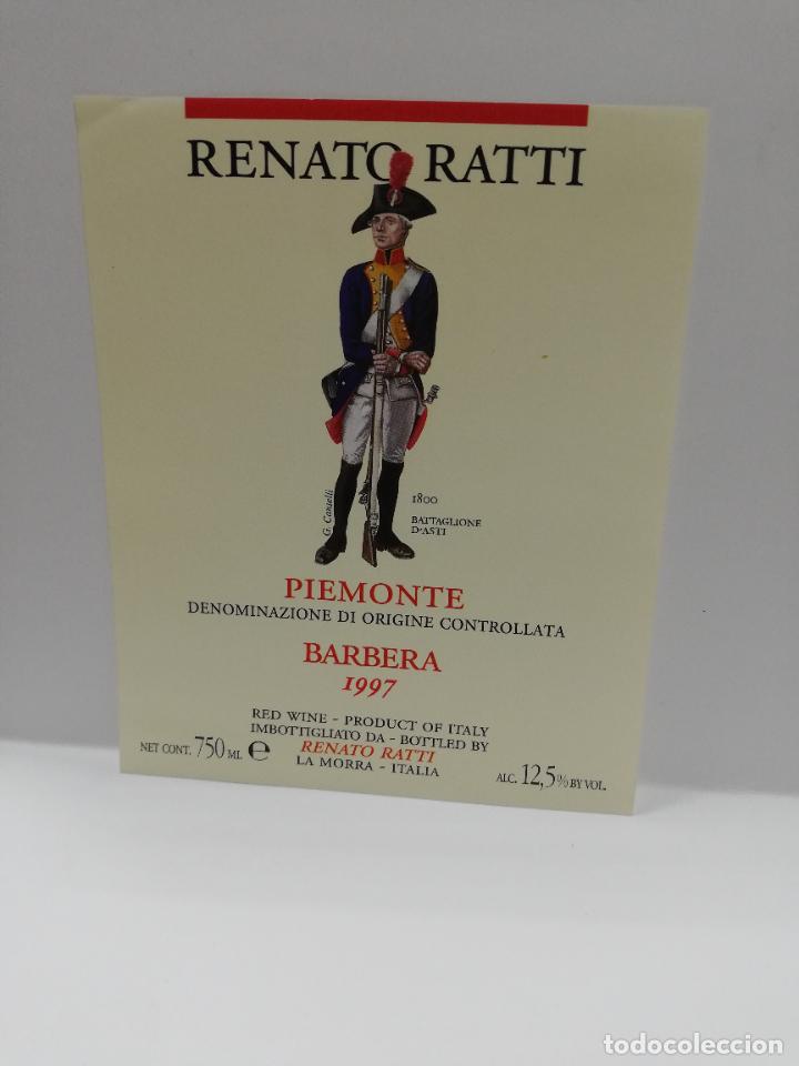 Etiquetas antiguas: ETIQUETA DE VINO. UNIFORME MILITAR. PIEMONTE, BARBERA. RENATO RATTI. 1997. MEDIDAS : 11 X 9 CM APROX