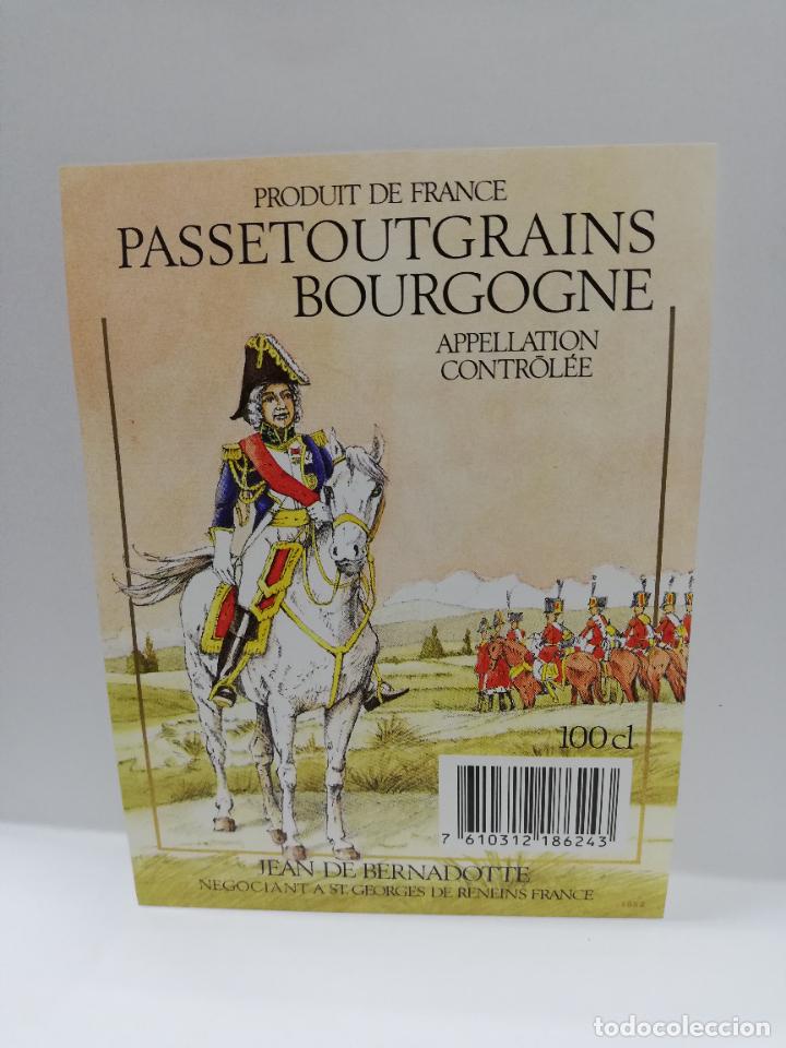 Etiquetas antiguas: ETIQUETA DE VINO. UNIFORME MILITAR. PASSETOUTGRAINS BOURGOGNE. MEDIDAS : 13 X 10 CM APROX