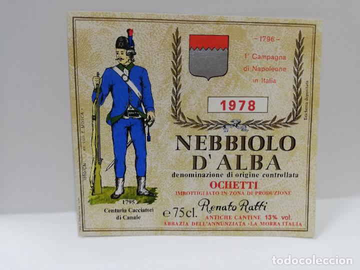 Etiquetas antiguas: ETIQUETA DE VINO. UNIFORME MILITAR. NEBBIOLO D&acute;ALBA. RENATO RATTI. 1978. MEDIDAS : 10 X 10 CM APROX