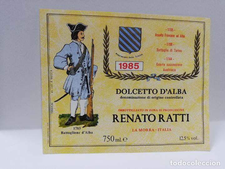 Etiquetas antiguas: ETIQUETA DE VINO. UNIFORME MILITAR. DOLCETTO D&acute;ALBA. RENATO RATTI. 1985. MEDIDAS : 11 X 13 CM APROX