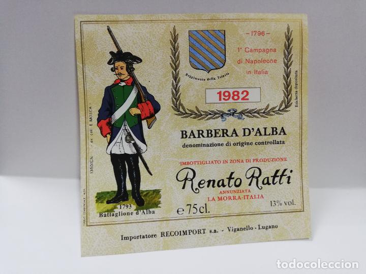 Etiquetas antiguas: ETIQUETA DE VINO. UNIFORME MILITAR. BARBERA D&acute;ALBA. RENATO RATTI. 1982. MEDIDAS : 11 X 13 CM APROX