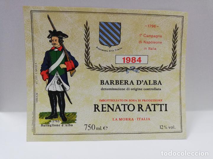 Etiquetas antiguas: ETIQUETA DE VINO. UNIFORME MILITAR. BARBERA D&acute;ALBA. RENATO RATTI. 1984. MEDIDAS : 11 X 13 CM APROX