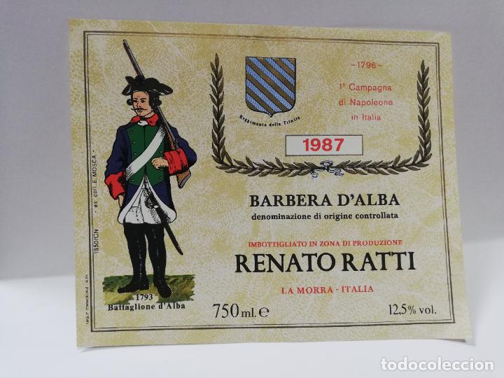 Etiquetas antiguas: ETIQUETA DE VINO. UNIFORME MILITAR. BARBERA D&acute;ALBA. RENATO RATTI. 1987. MEDIDAS : 11 X 13 CM APROX