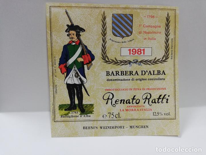 Etiquetas antiguas: ETIQUETA DE VINO. UNIFORME MILITAR. BARBERA D&acute;ALBA. RENATO RATTI. 1981. MEDIDAS : 11 X 13 CM APROX