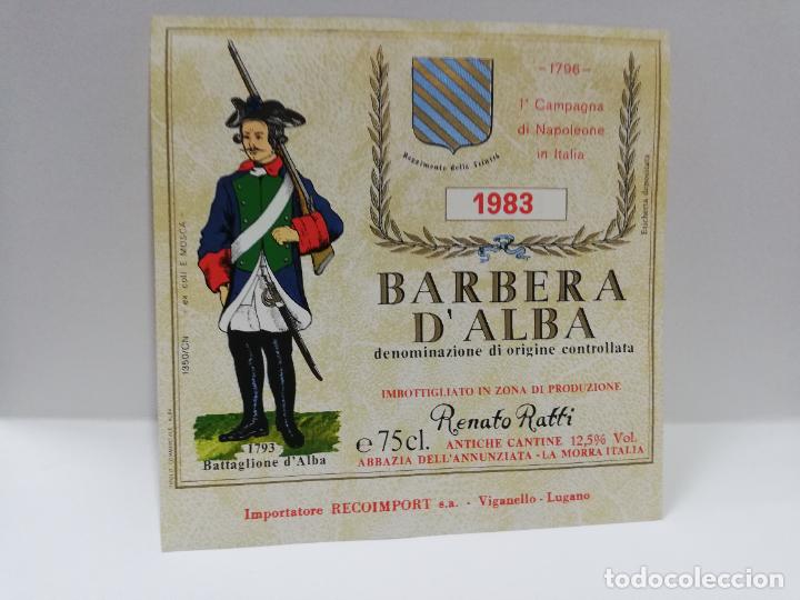 Etiquetas antiguas: ETIQUETA DE VINO. UNIFORME MILITAR. BARBERA D&acute;ALBA. RENATO RATTI. 1983. MEDIDAS : 11 X 11 CM APROX