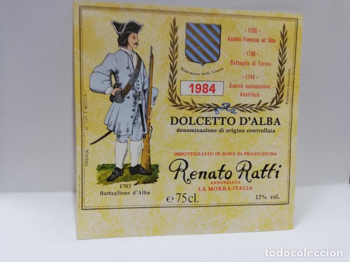 Etiquetas antiguas: ETIQUETA DE VINO. UNIFORME MILITAR. DOLCETTO D&acute;ALBA. RENATO RATTI. 1984. MEDIDAS : 11 X 11 CM APROX