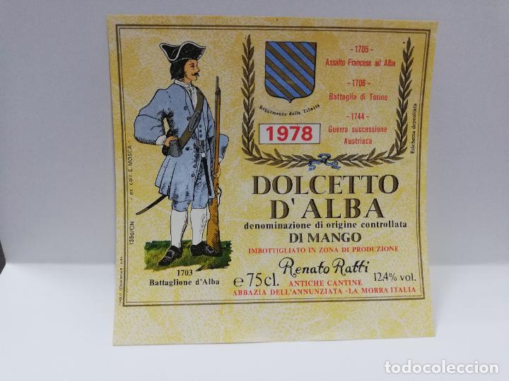 Etiquetas antiguas: ETIQUETA DE VINO. UNIFORME MILITAR. DOLCETTO D&acute;ALBA. RENATO RATTI. 1978. MEDIDAS : 11 X 11 CM APROX