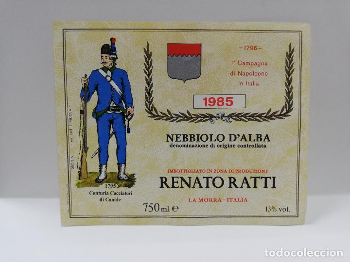 Etiquetas antiguas: ETIQUETA DE VINO. UNIFORME MILITAR. NEBBIOLO D&acute;ALBA. RENATO RATTI. 1985. MEDIDAS : 11 X 13 CM APROX