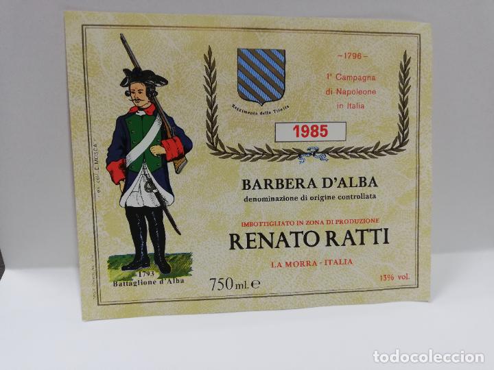 Etiquetas antiguas: ETIQUETA DE VINO. UNIFORME MILITAR. BARBERA D&acute;ALBA. RENATO RATTI. 1985. MEDIDAS : 11 X 13 CM APROX