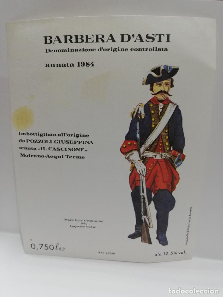 Etiquetas antiguas: ETIQUETA DE VINO. UNIFORME MILITAR. BARBERA D&acute;ASTI. 1984. MEDIDAS : 14 X 11 CM APROX