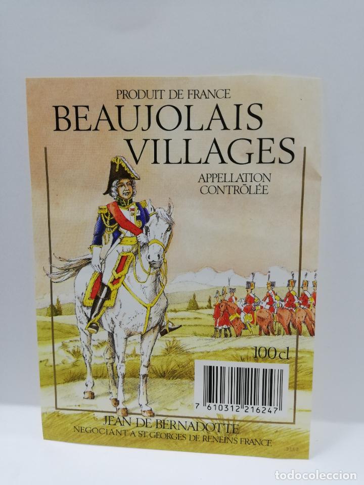 Etiquetas antiguas: ETIQUETA DE VINO. UNIFORME MILITAR. BEAUJOLAIS. PRODUIT DE FRANCE. MEDIDAS : 12.5 X 9.5 CM APROX.