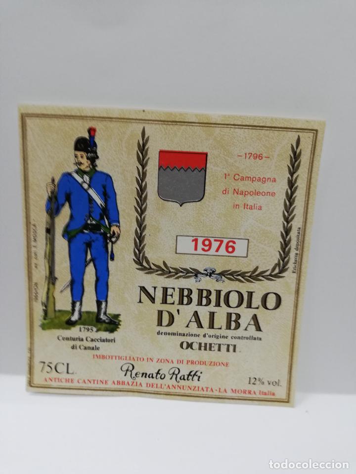 Etiquetas antiguas: ETIQUETA DE VINO. UNIFORME MILITAR. NEBBIOLO D&acute;ALBA. RENATO RATTI. 1976. MEDIDAS : 11 X 11 CM APROX