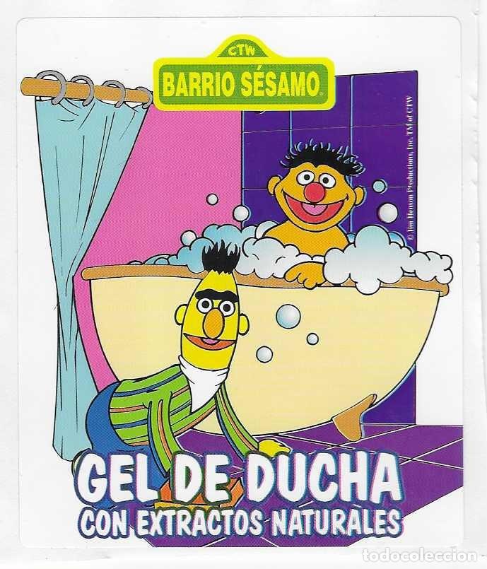 Etiquetas antiguas: LOTE DE 2 ETIQUETAS DE MARCAS.-BARRIO SESAMO- CTW,- GEL + JABON-PEGADAS SOBRE PAPEL