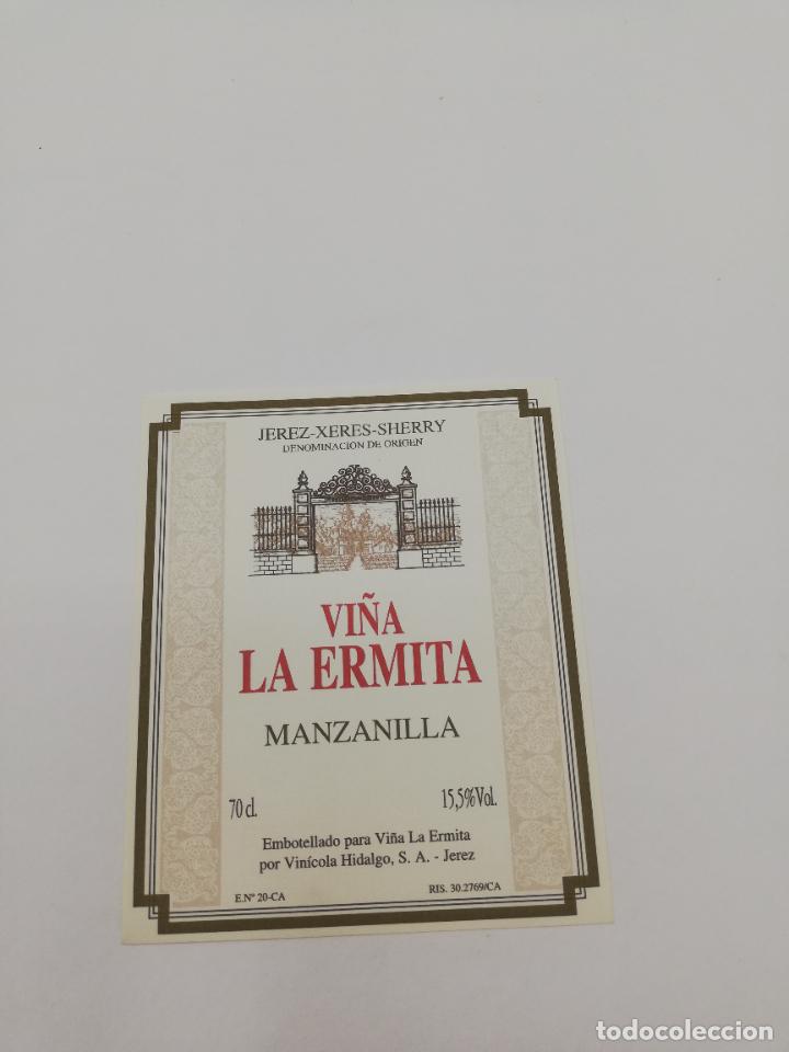 Etiquetas antiguas: ETIQUETA DE VINO. MANZANILLA. VI&Ntilde;A LA ERMITA. JEREZ-XERES-SHERRY. MED : 12.5 X 9.5 CM APROX.