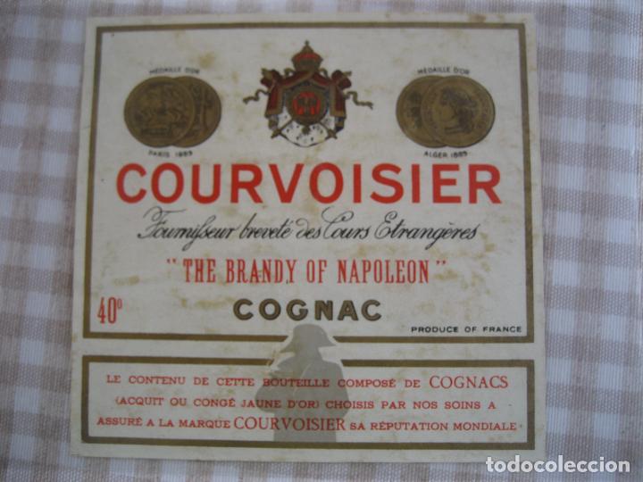 Etiquetas antiguas: COGNAC COURVOISIER. THE BRANDY OF NAPOLEON. 9.5 X 9 CM.