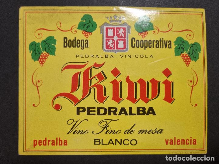 Old Labels: ANTIGUA ETIQUETA VINO BLANCO KIWI BODEGA COOPERATIVA DE PEDRALBA VALENCIA GRANDE ORIGINAL ER 589