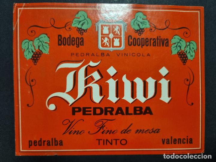 Old Labels: ANTIGUA ETIQUETA VINO TINTO KIWI BODEGA COOPERATIVA DE PEDRALBA VALENCIA GRANDE ORIGINAL ER 588