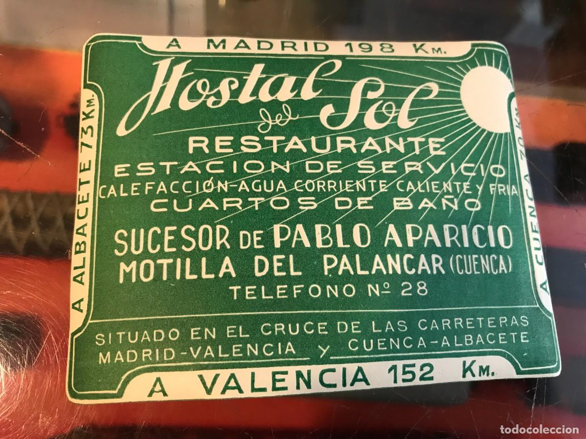 Etiquetas antiguas: ETIQUETA DE HOTEL. HOSTAL SOL. CRUCE DE LAS CARRETERAS MADRID-VALENCIA Y CUENCA-ALBACETE. 10 X 8CM