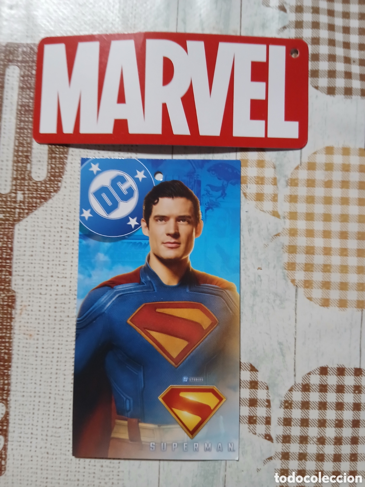 Etiquetas antiguas: 2 Etiquetas de Ropa (Dc y Marvel) - Foto 1