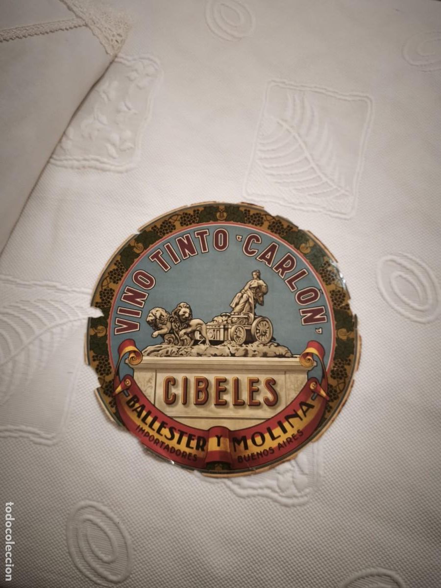 Etiquetas antiguas: VINO TINTO 'CARL&Oacute;N'. BALLESTER Y MOLINA, BUENOS AIRES. 33 CM. DE DI&Aacute;METRO. CIBELES.