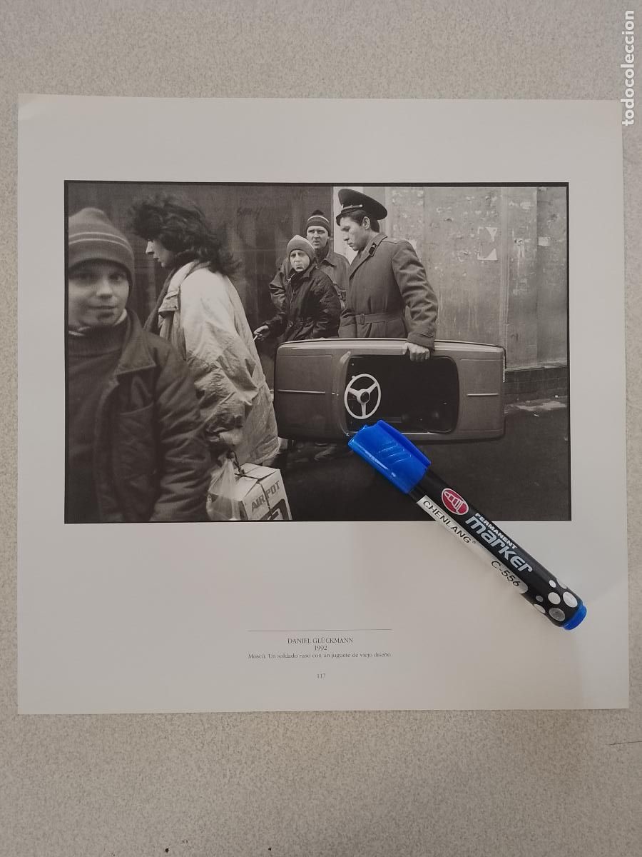 Etiquetas antiguas: foto - lamina 1992 MOSCU UN SOLDADO RUSO CON UN JUGUETE DE VIEJO DIESE&Ntilde;O - COCHE JUGUETE
