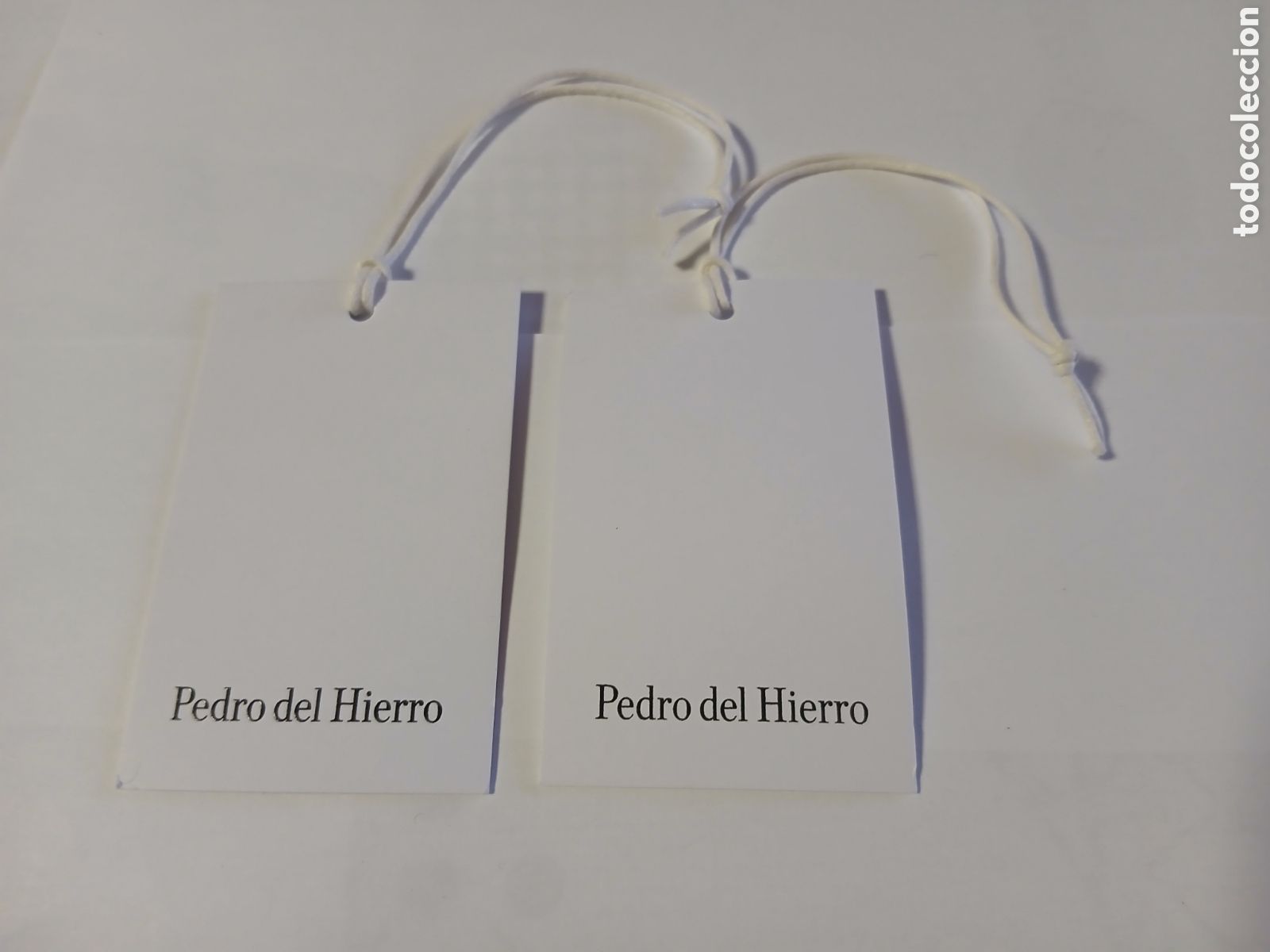 Etiquetas antiguas: 2 Etiquetas Ropa Pedro del Hierro