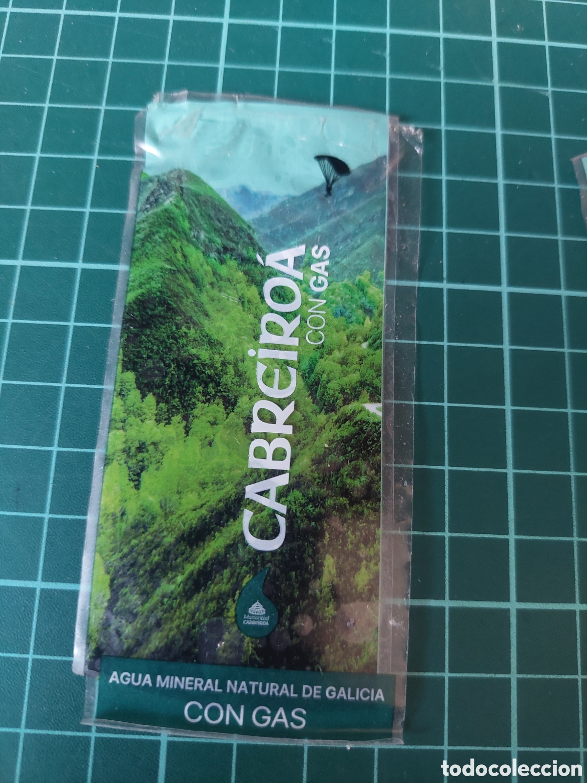 Etiquetas antiguas: Etiqueta AGUA mineral natural Galicia cabreiroa con gas ,deportes parapente naturaleza 33 cl